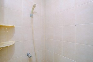 Room | Bathroom | Shower, free toiletries, towels, shampoo