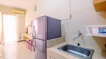 Zimmer | Eigene Küche | Kühlschrank, Herdplatte, Kochgeschirr/Geschirr/Besteck