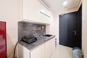Room | Private kitchen | Fridge, stovetop, cookware/dishes/utensils