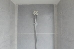 Kamer | Badkamer | Een douche, gratis toiletartikelen, handdoeken, shampoo