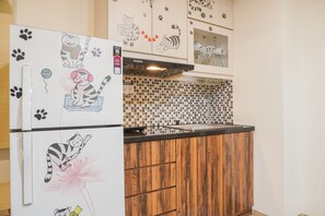 Room | Private kitchen | Fridge, stovetop, cookware/dishes/utensils - Comfort 1Br With Working Room At Meikarta Apartment (Cikarang)