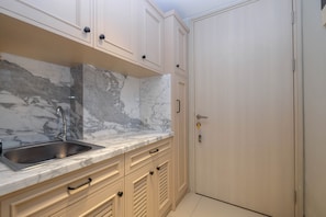 Quarto | Cozinha privada | Geladeira, micro-ondas, cooktop, talheres/pratos/utensílios de cozinha