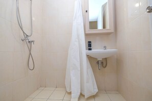 Bathroom - Cozy And Strategic Studio At Springlake Summarecon Apartment (Bekasi)