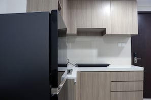 Private kitchen - Comfort And Minimalist 2Br At Daan Mogot City Apartment (Jakarta)