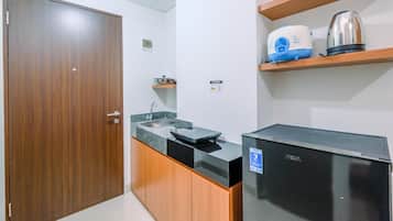 Room | Private kitchen | Fridge, stovetop, cookware/dishes/utensils