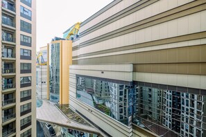 Un bâtiment moderne à plusieurs étages, doté de grandes fenêtres et sur lequel on peut voir une grue de construction.