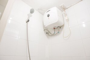 Zimmer | Badezimmer | Dusche, kostenlose Toilettenartikel, Handtücher