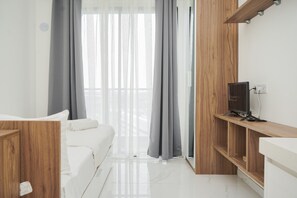 1 bedroom, free WiFi, bed sheets - Studio Apartment At Sky House Bsd With Cozy Design (Pagedangan)