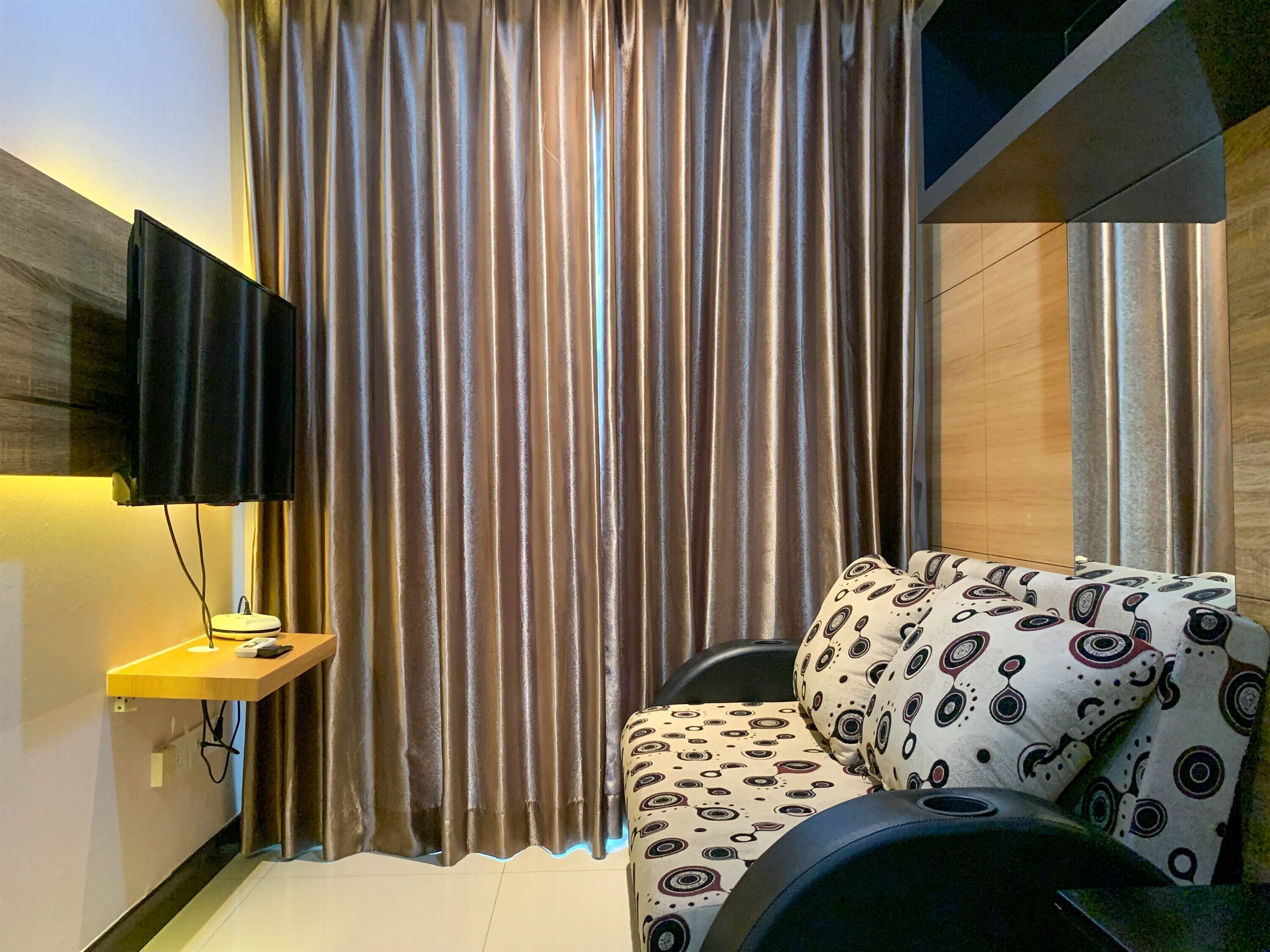 Chambre | Salle de séjour | Télévision