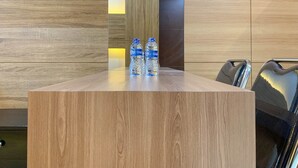 Une table de conférence avec trois bouteilles d’eau posées dessus.