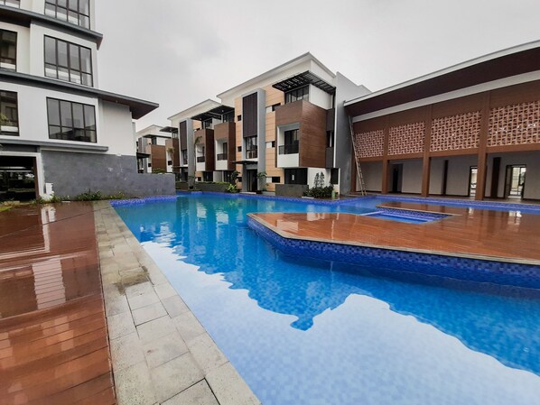 Outdoor pool - Comfort And Nice 2Br At Asatti Apartment (Pagedangan)