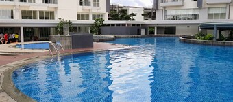 Modern Look And Comfy 2Br At Casa De Parco Apartment