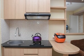 Room | Private kitchen | Fridge, stovetop, cookware/dishes/utensils - Strategic And Nice 2Br At Bassura City Apartment (Jakarta)