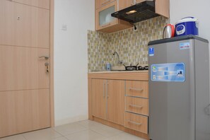 Private kitchen - Cozy And Strategic Studio At Bassura City Apartment (Jakarta)