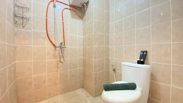 Room | Bathroom | Shower, free toiletries, towels, shampoo