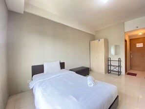 Room | 1 bedroom, bed sheets - Simply Executive Studio At Pinewood Apartment (Cileunyi)