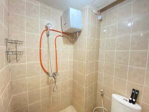 Habitación | Baño | Regadera, amenidades de baño gratuitas, toallas, shampoo 