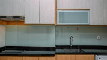 Room | Private kitchen | Fridge, microwave, stovetop, cookware/dishes/utensils