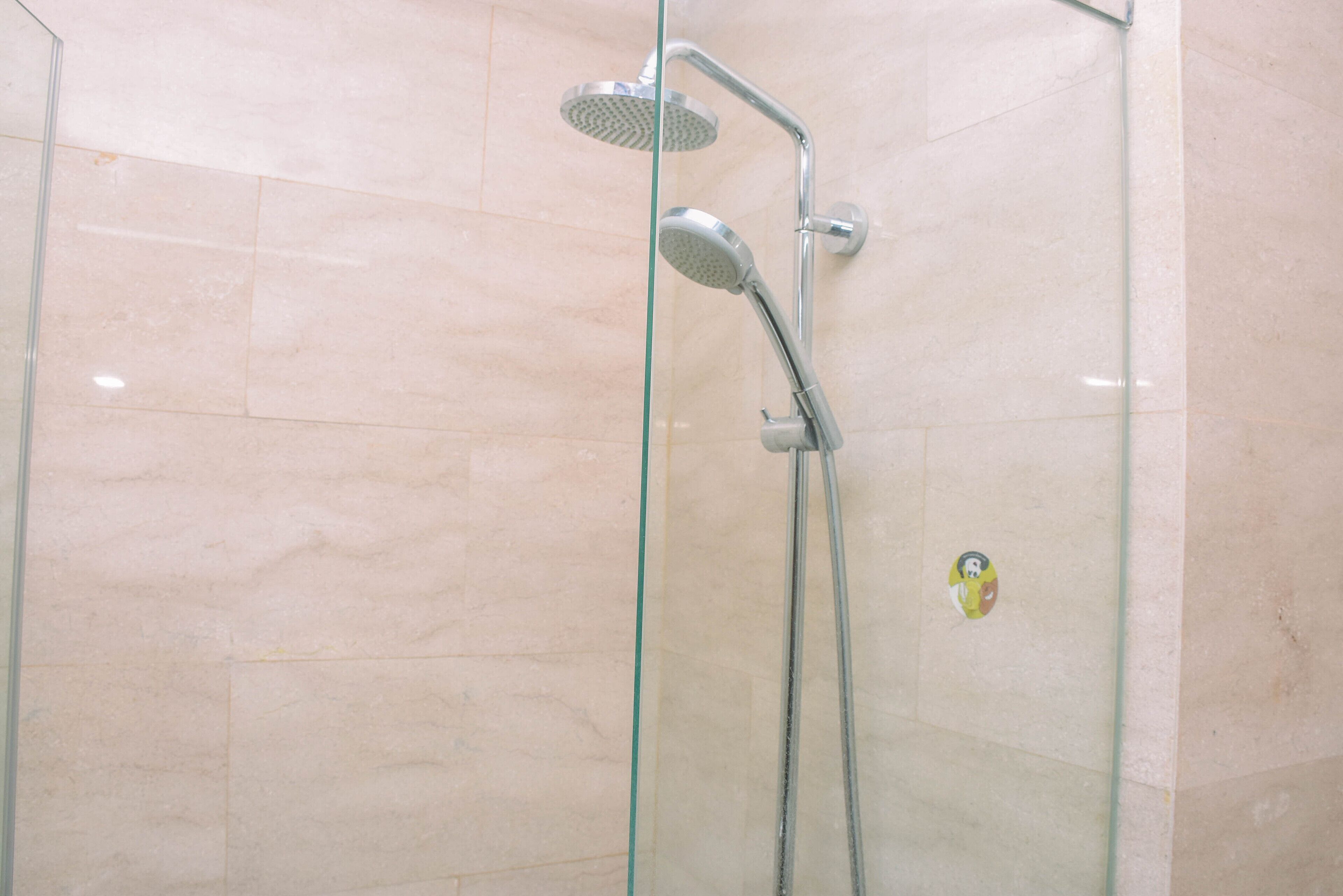 Kamar | Kamar mandi | Shower, perlengkapan mandi gratis, handuk, dan sampo