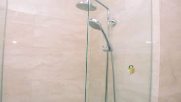 Kamar | Kamar mandi | Shower, perlengkapan mandi gratis, handuk, dan sampo