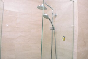 Zimmer | Badezimmer | Dusche, kostenlose Toilettenartikel, Handtücher, Shampoo