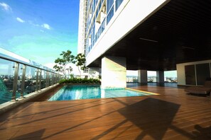 Outdoor pool - Fancy And Nice Studio Room At Menteng Park Apartment (Jakarta)