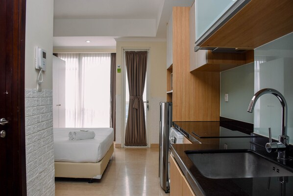 Room | Private kitchen | Fridge, microwave, stovetop, cookware/dishes/utensils - Fancy And Nice Studio Room At Menteng Park Apartment (Jakarta)