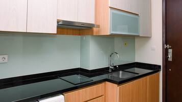 Room | Private kitchen | Fridge, microwave, stovetop, cookware/dishes/utensils