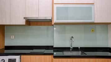 Quarto | Cozinha privada | Geladeira, micro-ondas, cooktop, talheres/pratos/utensílios de cozinha