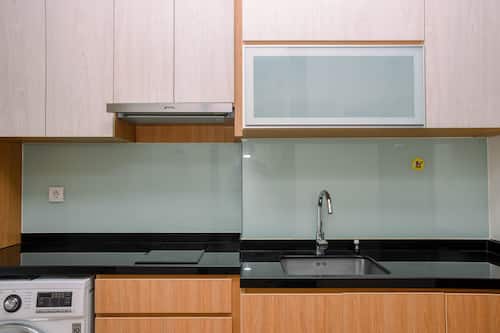 Room | Private kitchen | Fridge, microwave, stovetop, cookware/dishes/utensils