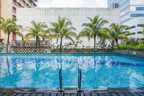 สระว่ายน้ำกลางแจ้ง