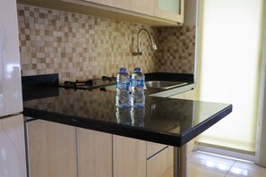 Room | Private kitchen | Fridge, stovetop, cookware/dishes/utensils - Fully Furnished And Spacious Studio At Green Bay Pluit Apartment (Jakarta)