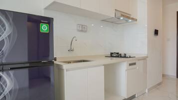 Zimmer | Eigene Küche | Kühlschrank, Herdplatte, Kochgeschirr/Geschirr/Besteck, Esstisch