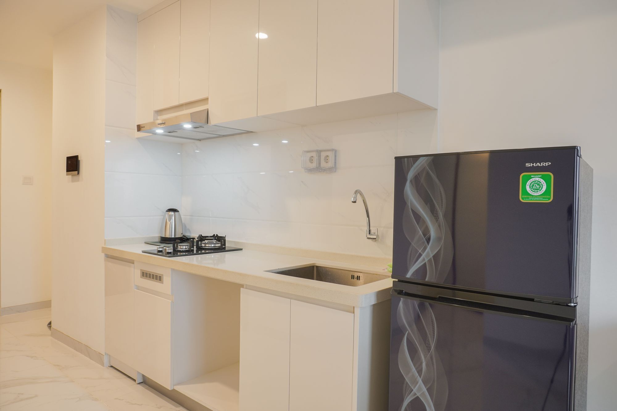 Room | Private kitchen | Fridge, stovetop, cookware/dishes/utensils, dining tables