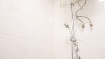 Quarto | Banheiro | Chuveiro, produtos de toalete grátis, toalhas de banho, shampoo