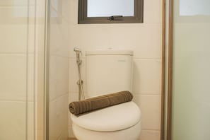 Habitación | Baño | Regadera, amenidades de baño gratuitas, toallas, shampoo 