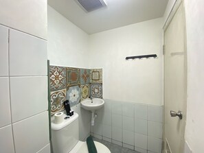 Kamer | Badkamer | Een douche, gratis toiletartikelen, pantoffels, handdoeken