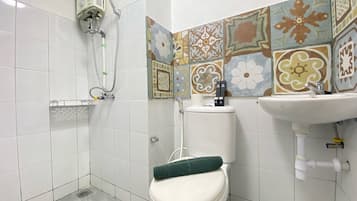 Kamar | Kamar mandi | Shower, perlengkapan mandi gratis, sandal, dan handuk