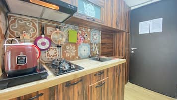 Kamar | Dapur pribadi | Lemari es, kompor, ketel listrik, dan peralatan masak/sendok-piring