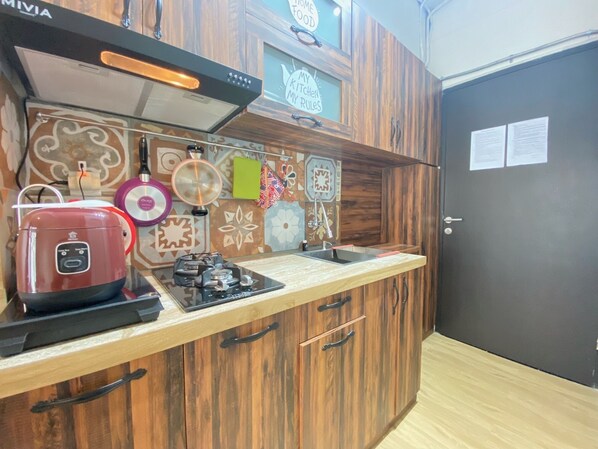 Phòng | Bếp riêng | Tủ lạnh, bếp nấu, ấm điện, dụng cụ nấu nướng/bát dĩa/dao nĩa