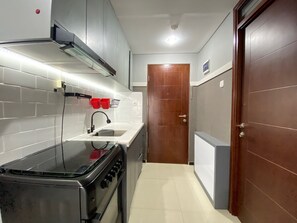 Room | Private kitchen | Fridge, stovetop, cookware/dishes/utensils, dining tables - Strategic 2Br At Gateway Pasteur Apartment (Cimahi)