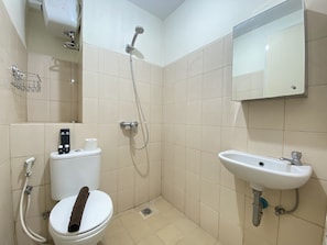 Habitación | Baño | Regadera, amenidades de baño gratuitas, toallas
