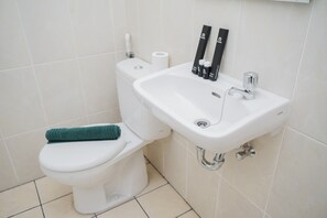 Room | Bathroom | Shower, free toiletries, towels