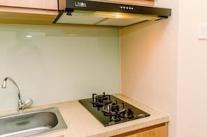 Room | Private kitchen | Fridge, stovetop, cookware/dishes/utensils