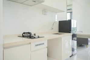 Private kitchen - Fully Furnished With Pleasure Tidy 2Br At Sky House Bsd Apartment (Pagedangan)