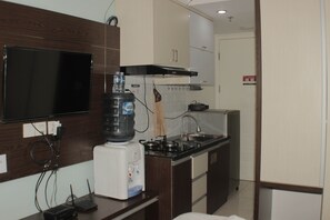 Room | Private kitchen | Fridge, stovetop, cookware/dishes/utensils - Fancy Studio At Springlake Summarecon Bekasi Apartment (Bekasi)