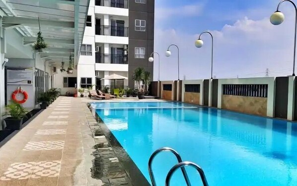 Outdoor pool - Bright And Relaxing 2Br At Mekarwangi Square Bandung (Bandung)