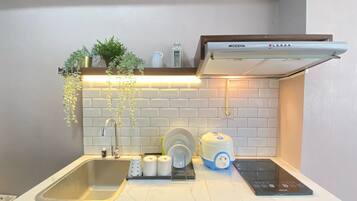 Phòng | Bếp riêng | Tủ lạnh, bếp nấu, dụng cụ nấu nướng/bát dĩa/dao nĩa