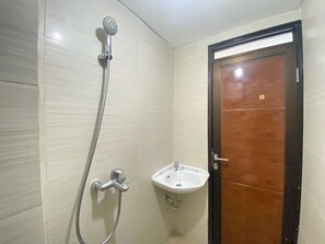 Room | Bathroom | Shower, free toiletries, towels - Cozy Studio Apartment At Gateway Pasteur Bandung (Cimahi)