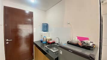 Room | Private kitchen | Fridge, stovetop, cookware/dishes/utensils